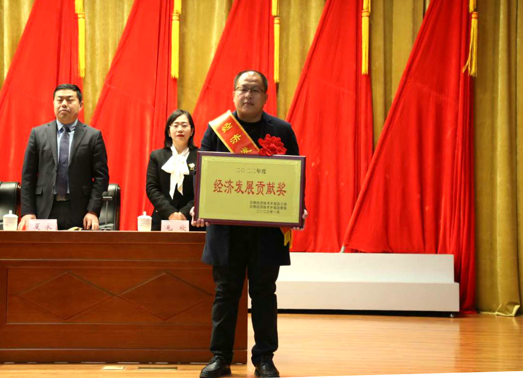 潔晶集團(tuán)被評為經(jīng)開區(qū)經(jīng)濟(jì)發(fā)展貢獻(xiàn)獎企業(yè)