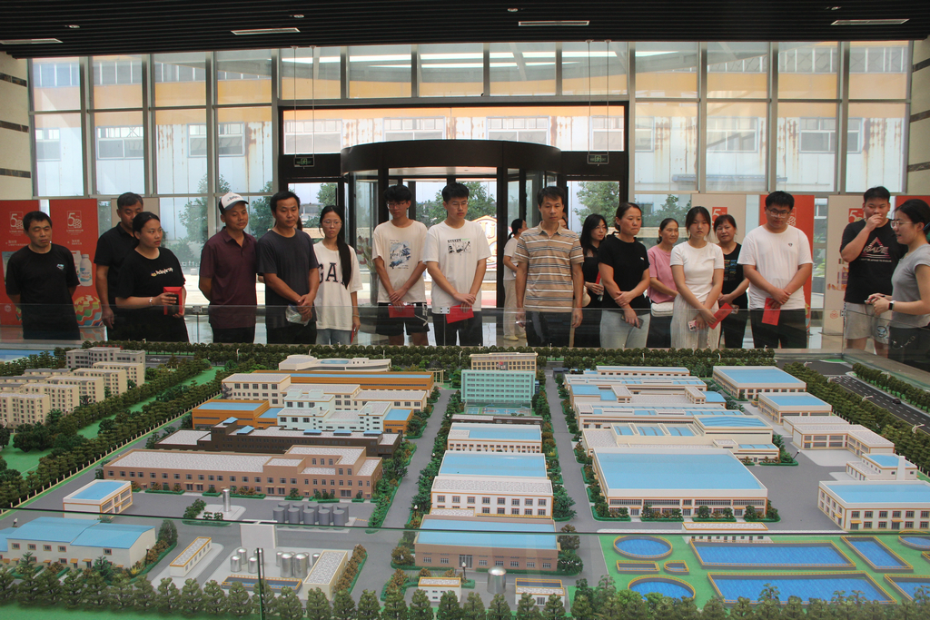 20250819情系職工子女  助力夢想啟航——潔晶集團舉行職工子女高考獎學金發(fā)放儀式4_1