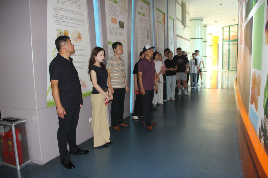 20250819情系職工子女  助力夢想啟航——潔晶集團舉行職工子女高考獎學金發(fā)放儀式5_1